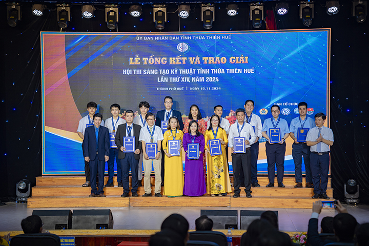 Các lãnh đạo trao giải cho tác giả và nhóm tác giả